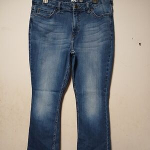 Lee Women's  Regular Fit, Boot Cut, Mid Rise Jeans. Size 14P
